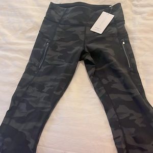 Women's black/gray camo athleta leggings